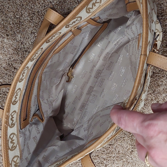 MICHAEL KORS Kempton Signature Circle Monogram Fabric and Leather Tote Bag - Picture 4 of 14